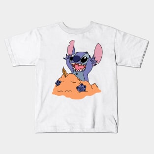 Stitch with his sand castle Kids T-Shirt